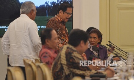 Menteri Kelautan dan Perikanan Susi Pudjiastuti (kanan) berbicara dengan Menteri Agraria dan Tata Ruang/Kepala Badan Pertanahan Nasional Sofyan Djalil (tengah) dan Menteri PUPR Basuki Hadimuljono (ilustrasi)