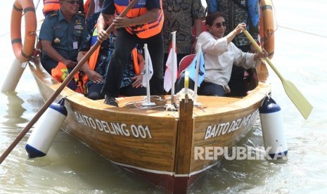 Menteri Kelautan dan Perikanan Susi Pudjiastuti (kanan) mendayung kapal berbahan bambu laminasi, Baito Deling 001 buatan Institut Teknologi Sepuluh Nopember (ITS) Surabaya saat peluncuran kapal tersebut di Kenjeran, Surabaya, Senin (2/7). 