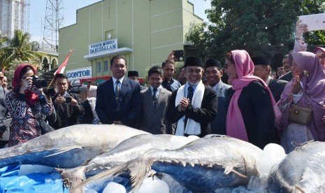 Menteri Kelautan dan Perikanan Susi Pudjiastuti (kedua kanan) berbicang dengan Pimpinan Pondok Modern Darussalam Gontor, Hasan Abdullah Sahal (keempat kanan) saat kunjungan di Pondok Gontor, Ponorogo, Jawa Timur, Selasa (31/7)