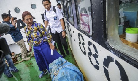 Menteri Kelautan dan Perikanan Susi Pudjiastuti (kedua kiri) meninjau kapal MV Nika di Dermaga Pengawasan Sumber Daya Kelautan dan Perikanan (PSDKP) Batam, Kepulauan Riau, Senin (15/7/2019).