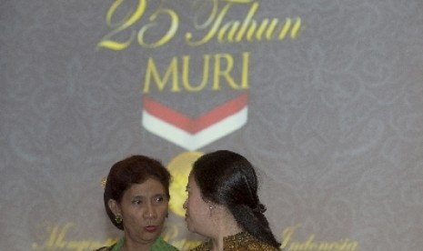 Menteri Kelautan dan Perikanan Susi Pudjiastuti (kiri).