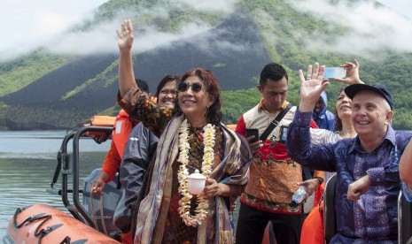 Menteri Kelautan dan Perikanan Susi Pudjiastuti (kiri) bersama Duta Besar Amerika Serikat Joseph R Donovan Jr (kanan), melambaikan tangan saat acara Tutup Sasi Komoditas Lobster, di laut Desa Lonthoir, Pulau Banda Besar, Kepulauan Banda, Kabupaten Maluku Tengah, Maluku, Ahad (22/10).