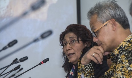 Menteri Kelautan dan Perikanan Susi Pudjiastuti (kiri) bersama Gubernur Jawa Tengah Ganjar Pranowo (kanan) ketika memberikan konferensi pers terkait isu cantrang di Gedung Mina Bahari IV, Jakarta, Kamis (4/5). 