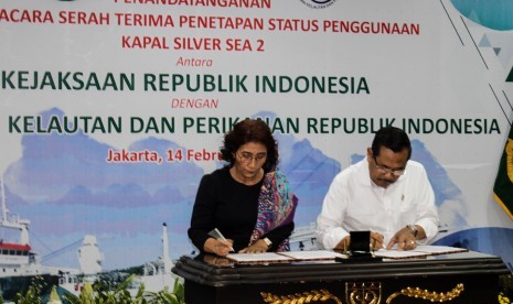 Menteri Kelautan dan Perikanan Susi Pudjiastuti (kiri) bersama Jaksa Agung HM Prasetyo (kanan) menandatangani nota serah terima Kapal Silver Sea 2 di Kejaksaan Agung, Jakarta, Kamis (14/2/2019).