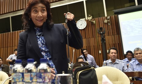 Menteri Kelautan dan Perikanan Susi Pudjiastuti (kiri) 