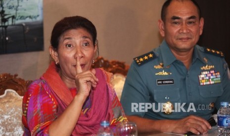  Menteri Kelautan dan Perikanan, Susi Pudjiastuti (kiri), didampingi Wakasal Laksamana Muda TNI Arie Henrycus Sembiring (kanan) memberikan keterangan pers terkait penangkapan kapal pelaku ilegal fishing Cina. (Republika/Rakhmawaty La'lang)