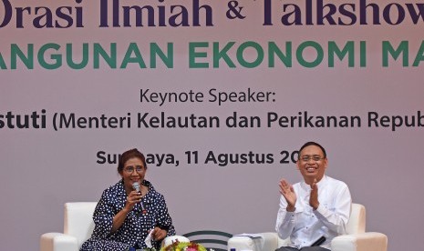 Menteri Kelautan dan Perikanan Susi Pudjiastuti (kiri) didampingi Rektor Universitas Airlangga Moh. Nasih (kanan) memberikan orasi ilmiah dalam peringatan Dies Natalis ke-56 Fakultas Ekonomi dan Bisnis Universitas Airlangga Surabaya, Jawa Timur, Jumat (11/8). 