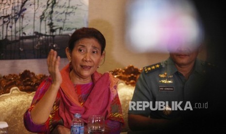  Menteri Kelautan dan Perikanan, Susi Pudjiastuti (kiri), memberikan keterangan pers terkait penangkapan kapal pelaku ilegal fishing Cina di perairan Ranai di Jakarta, Ahad (20/3). (Republika/Rakhmawaty La'lang)