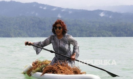 Menteri Kelautan dan Perikanan, Susi Pudjiastuti melakukan panen raya rumput laut di kampung Saharei Distrik Fakfak Timur Kabupaten Fak Fak, Papua Barat.