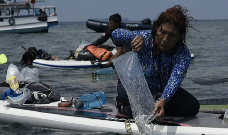 Menteri Kelautan dan Perikanan, Susi Pudjiastuti melepasliarkan benih lobster hasil penggagalan penyelundupan ke Singapura, di perairan pulau Cemara, Kepulauan Karimunjawa, Jumat (12/4). Sebanyak 69 ribu benih lobster dilepasliarkan dalam kesempatan ini.