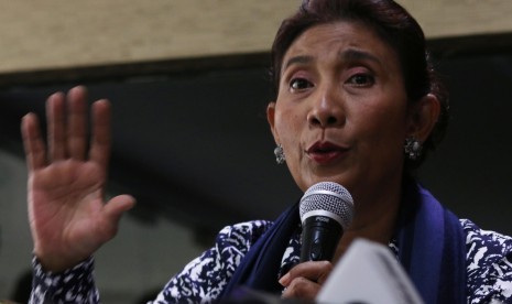 Menteri Kelautan dan Perikanan Susi Pudjiastuti memberikan keterangan kepada wartawan terkait proyek reklamasi Teluk Jakarta di Jakarta, Jumat (15/5). 