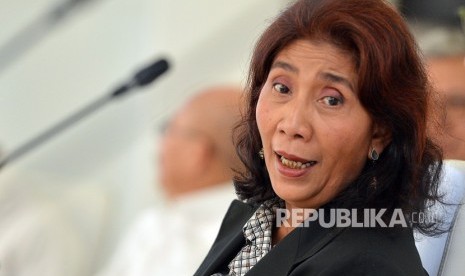 Menteri Kelautan dan Perikanan Susi Pudjiastuti memberikan keterangan tentang kebakaran puluhan kapal di Benoa, di Kantor KKP Jakarta, Selasa (17/7). 