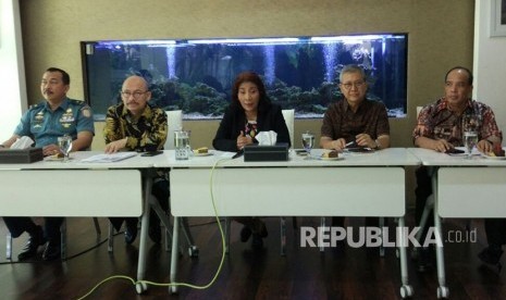 Menteri Kelautan dan Perikanan Susi Pudjiastuti memberikan konferensi pers mengenai kemenangan negara dalam Kasus Silver Sea 2, Jumat (20/10). 