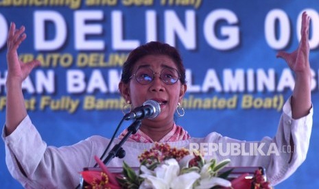 Menteri Kelautan dan Perikanan Susi Pudjiastuti memberikan mata kuliah umum saat peluncuran kapal berbahan bambu laminasi, Baito Deling 001 buatan Institut Teknologi Sepuluh Nopember (ITS) Surabaya di Kenjeran, Surabaya, Senin (2/7). 