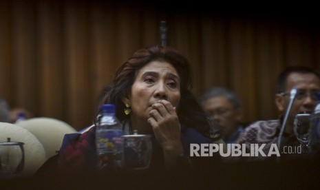 Menteri Kelautan dan Perikanan Susi Pudjiastuti mendengarkan tanggapan anggota dewan saat mengikuti rapat kerja dengan Komisi IV DPR di Kompleks, Parlemen, Senayan, Jakarta (22/1). 