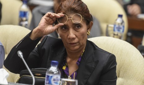 Menteri Kelautan dan Perikanan Susi Pudjiastuti mengikuti rapat kerja dengan Komisi IV DPR di Kompleks Parlemen Senayan, Jakarta, Selasa (12/9).