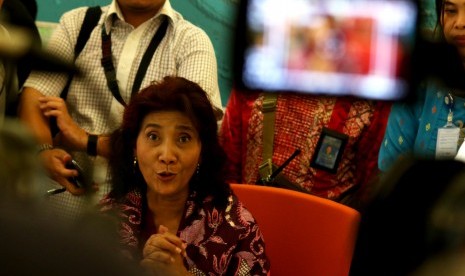 Menteri Kelautan dan Perikanan, Susi Pudjiastuti menjawab pertanyaan awak media di Kantor Kementerian Kelautan dan Perikanan (KKP), Jakarta, Selasa (26/7).