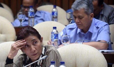 Menteri Kelautan dan Perikanan Susi Pudjiastuti menyimak pertanyaan anggota Komisi IV saat rapat kerja di Komplek Parlemen Senayan, Jakarta, Rabu (27/1).