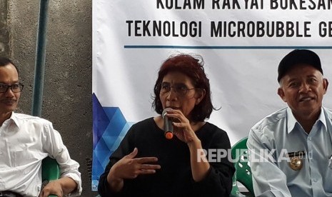 Menteri Kelautan dan Perikanan, Susi Pudjiastuti, saat mengunjungi panen raya di Unit Pembenihan Ikan Nila Kelompok Mina Ngemboko, Kabupaten Sleman, DIY, Selasa (20/2). 