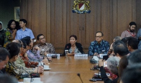 Menteri Kelautan dan Perikanan Susi Pudjiastuti (tengah).