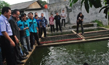 Menteri Kelautan dan Perikanan, Syarif C Sutardjo, menyaksikan kolam ikan karya mahasiswa Unida Bogor