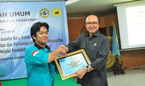 menteri kelautan dan perikanan syarif c sutarjo memberikan sertifikat kepada salah satu peserta seminar himapikani