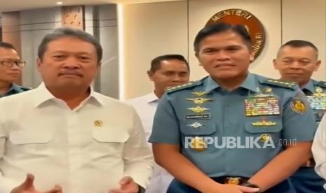 Menteri Kelautan dan Perikanan Wahyu Sakti Trenggono bersama Kepala Staf Angkatan Laut (KSAL) Laksamana Muhammad Ali.