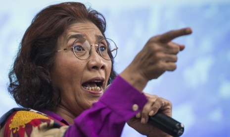 Penangkapan Kapal: Menteri Kelautan dan Perikanan yang juga sebagai Komandan Satuan Tugas Pemberantasan Penangkapan ikan secara ilegal (Satgas 115) Susi Pudjiastuti memberikan keterangan terkait penangkapan kapal Vietnam di laut Natuna Utara, Bandung, Jawa Barat, Senin (25/2/2019).