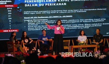 Menteri Kelautan dan Prikanan RI Susi Pudjiastuti  didampingi Gubernur Jawa Barat Ridwan Kamil dan Rektor Unpad Prof Tri Hanggono Achmad berfoto dengan para penerima modal usaha Program New Entrepreneur pada acara Talk Show & Exhibition Festival Membumikan Laut Sebagai Masa Depan Bangsa, di Graha Sanusi Kampus Unpad, Kota Bandung, Selasa (26/2).