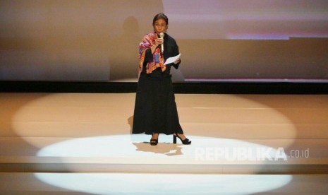 Menteri kelautan Susi Pudjiastuti berpantun saat Acara penganugerahan Tokoh Perubahan Republika di Djakarta Theater, Jakarta Pusat, Selasa (10/4).