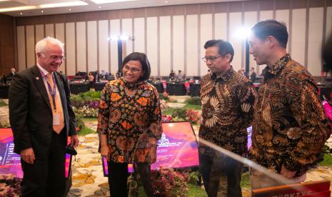 Menteri Kesehatan Budi Gunadi Sadikin (dua kanan) dan Menteri Keuangan Sri Mulyani (dua kiri) berbincang dengan Direktur Eksekutif Global Fund Peter Sands (kiri) dan Menteri Kesehatan Singapura Ong Ye Kung (kanan) usai pertemuan Joint Finance and Health Ministers Meeting (JFHMM) G20 Indonesia di Sleman, DI Yogyakarta, Selasa (21/6/2022). Pertemuan Joint Finance and Health Ministers Meeting (JFHMM) G20 tersebut membahas tentang pembiayaan untuk Prevention, Preparedness dan Respons (PPR) yang berkelanjutan dan terkoordinasi melalui pembentukan FIF.