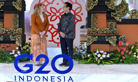 Menteri Kesehatan Budi Gunadi Sadikin (kanan) berbincang dengan Wakil Menteri Kesehatan dan Layanan Kemanusiaan Amerika Serikat Andrea Palm (kiri) saat kegiatan G20 the 2nd Health Ministers Meeting (HMM) di Jimbaran, Badung, Bali, Kamis (27/10/2022).