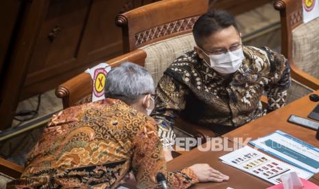 Menteri Kesehatan Budi Gunadi Sadikin (kanan) berkoordinasi saat mengikuti Rapat Dengar Pendapat (RDP) dengan Komisi IX DPR di Kompleks Parlemen, Senayan, Jakarta, Rabu (24/11/2021). RDP tersebut membahas permasalahan data dalam rangka sinkronisasi Data Terpadu Kesejahteraan Sosial (DTKS) dan data peserta Penerima Bantuan luran (PBI).