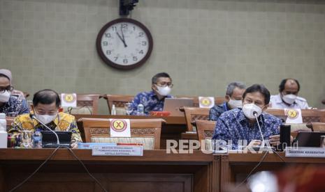 Menteri Kesehatan Budi Gunadi Sadikin (kanan) bersama Menteri Perencanaan Pembangunan Nasional/Kepala Bappenas Suharso Monoarfa (kiri) mengikuti rapat kerja dengan Komisi IX DPR di Kompleks Parlemen, Senayan, Jakarta, Kamis (16/9/2021). Rapat tersebut diantaranya membahas peta jalan pelayanan kesehatan berdasarkan Kebutuhan Dasar Kesehatan (KDK) dan Kelas Rawat Inap (KRI) Jaminan Kesehatan Nasional (JKN) serta penjelasan utilisasi pelayanan JKN di masa pandemi dan implikasinya terhadap Dana Jaminan Sosial (DJS) kesehatan. 