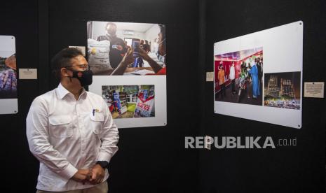  Menteri Kesehatan Budi Gunadi Sadikin melihat pameran foto Bulan Kemerdekaan HUT-76 RI di Mall Central Park, Jakarta Barat, Ahad (22/8/2021).