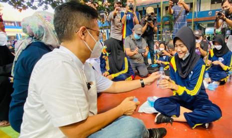 Menteri Kesehatan Budi Gunadi Sadikin, membagikan Tablet Tambah Darah (TTD) dan Pemberian Makanan Tambahan (PMT) dalam rangka pencegahan stunting, kematian ibu, dan kematian anak di SMKN 1 Cibinong, Kabupaten Bogor, Kamis (21/7). 