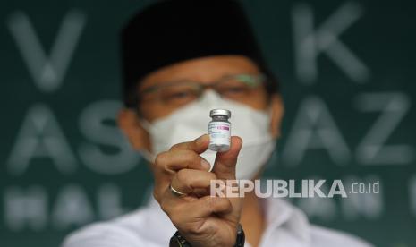 Menteri Kesehatan Budi Gunadi Sadikin memperlihatkan vaksin COVID-19 Astrazeneca saat vaksinasi kepada kyai Nahdlatul Ulama (NU) di Kantor PWNU Jatim di Surabaya, Jawa Timur, Selasa (23/3/2021). Vaksinasi Astrazeneca terhadap 100 kyai muda NU tersebut sebagai bentuk upaya untuk menangani pandemi COVID-19 sekaligus sosialisasi kepada masyarakat bahwa vaksin Astrazeneca aman dan halal.