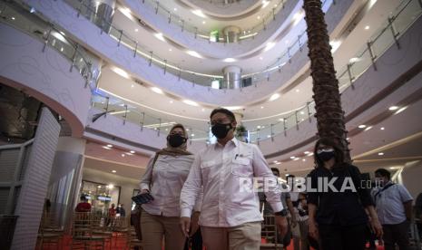 Menteri Kesehatan Budi Gunadi Sadikin (tengah) tiba di Mall Central Park, Jakarta Barat, Ahad (22/8/2021). Dalam kesempatan tersebut Budi Gunadi Sadikin mengunjungi pameran foto Bulan Kemerdekaan HUT-76 RI sekaligus meninjau sentra vaksinasi COVID-19 yang ada di pusat perbelanjaan itu.