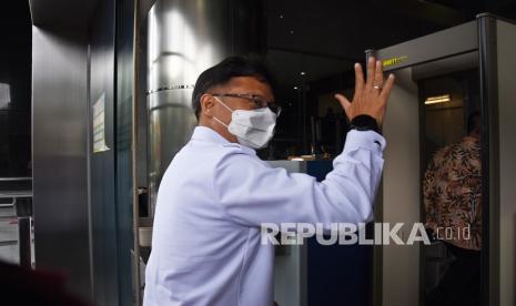 Menteri Kesehatan Budi Gunadi Sadikin meminta masyarakat menahan diri saat libur Lebaran demi menekan mobilitas agar kasus Covid-19 bisa menurun.