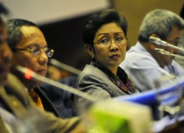 Menteri Kesehatan Endang Rahayu Sedyaningsih (kedua kanan).