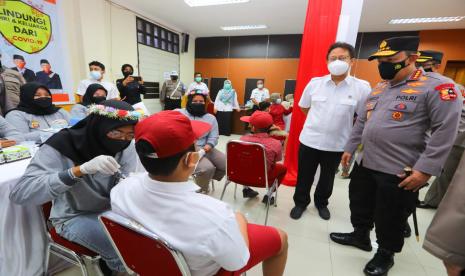 Menteri Kesehatan (Menkes) Budi Gunadi Sadikin bersama dengan Kapolri Jenderal Listyo Sigit Prabowo meninjau langsung vaksinasi serentak se-Indonesia dengan menghadiri secara langsung di Lapangan Kantor Bupati Kubu Raya, Kalimantan Barat (Kalbar), Rabu (19/1/2022).