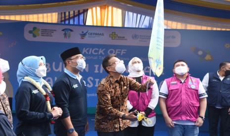 Menteri Kesehatan (Menkes) Budi Gunadi Sadikin didampingi Gubernur Jabar Ridwan Kamil dan Bupati Karawang dr Hj Cellica Nurrachadiana membuka Kick Off Bulan Imunisasi Anak Nasional (BIAN) Tahap II Jawa-Bali di halaman Rumah Sakit Umum Daerah (RSUD) Kabupaten Karawang, , Rabu (3/8). 