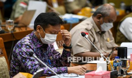 Menteri Kesehatan (Menkes) Budi Gunadi Sadikin (kiri) mengikuti rapat kerja (Raker) dengan Komisi IX DPR di Kompleks Parlemen, Senayan, Jakarta, Senin (8/11/2021). Rapat tersebut membahas evaluasi penanganan pandemi COVID-19 dan strategi mitigasi gelombang ketiga melalui ketersediaan obat, alat kesehatan, vaksin, dan tenaga medis, serta keterjangkauan akses testing dan tracing bagi masyarakat.