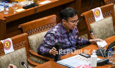 Menteri Kesehatan (Menkes) Budi Gunadi Sadikin mengikuti rapat kerja (Raker) dengan Komisi IX DPR di Kompleks Parlemen, Senayan, Jakarta, Senin (8/11/2021). Rapat tersebut membahas evaluasi penanganan pandemi COVID-19 dan strategi mitigasi gelombang ketiga melalui ketersediaan obat, alat kesehatan, vaksin, dan tenaga medis, serta keterjangkauan akses testing dan tracing bagi masyarakat. 