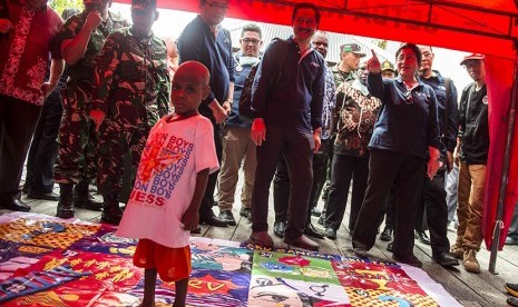 Menteri Kesehatan Nila DF Moeloek (kanan) meninjau anak-anak penderita gizi buruk di Aula Gereja Protestan, Agats, Kabupaten Asmat, Papua, Kamis (25/1). 