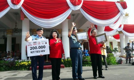 Menteri Kesehatan Nila F Moeloek dan Gubernur Jawa Timur Soekarwo dalam acara Kampanye Hari HIV/AIDS sedunia di Gedung Grahadi, Surabaya, Kamis (1/12)