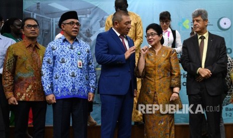 Menteri Kesehatan Nila F Moeloek (kedua kanan) berbincang dengan Sekjen Organisasi Kerjasa Islam (OKI) Yousef bin Ahmad Al-Othaimeen (tengah) disaksikan Dubes Palestina untuk Indonesia Zuhair al-Shun (kanan), Sekjen Kemenkes Oscar Primadi (kedua kiri) dan Dirut PT Bio Farma (Persero) Honesti Basyir dalam pembukaan OIC Workshop on Vaccine Cold Chain Management di Kemenkes, Jakarta, Selasa (1/10/2019).