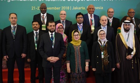 Menteri Kesehatan Nila F Moeloek (ketiga kanan) bersama Kepala BPOM Penny K Lukito (kedua kanan) berfoto bersama delegasi sebelum membuka pertemuan pertama Kepala Otoritas Regulatori Obat (NMRAs) negara anggota OKI di Jakarta, Rabu (21/11/2018). 