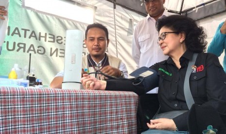 Menteri Kesehatan Nila F Moeloek, melakukan pemeriksaan kesehatan di pos terpadu, Limbangan, Garut, Rabu (29/5). 