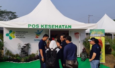 Menteri Kesehatan Nila F Moeloek, meninjau kesiapan posko kesehatan bagi pemudik di Rest Area KM 88 jalur A, Kecamatan Sukatani, Kabupaten Purwakarta, Kamis (7/6). Posko tersebut, dilengkapi dengan satu dokter spesialis, dua perawat dan ambulans.